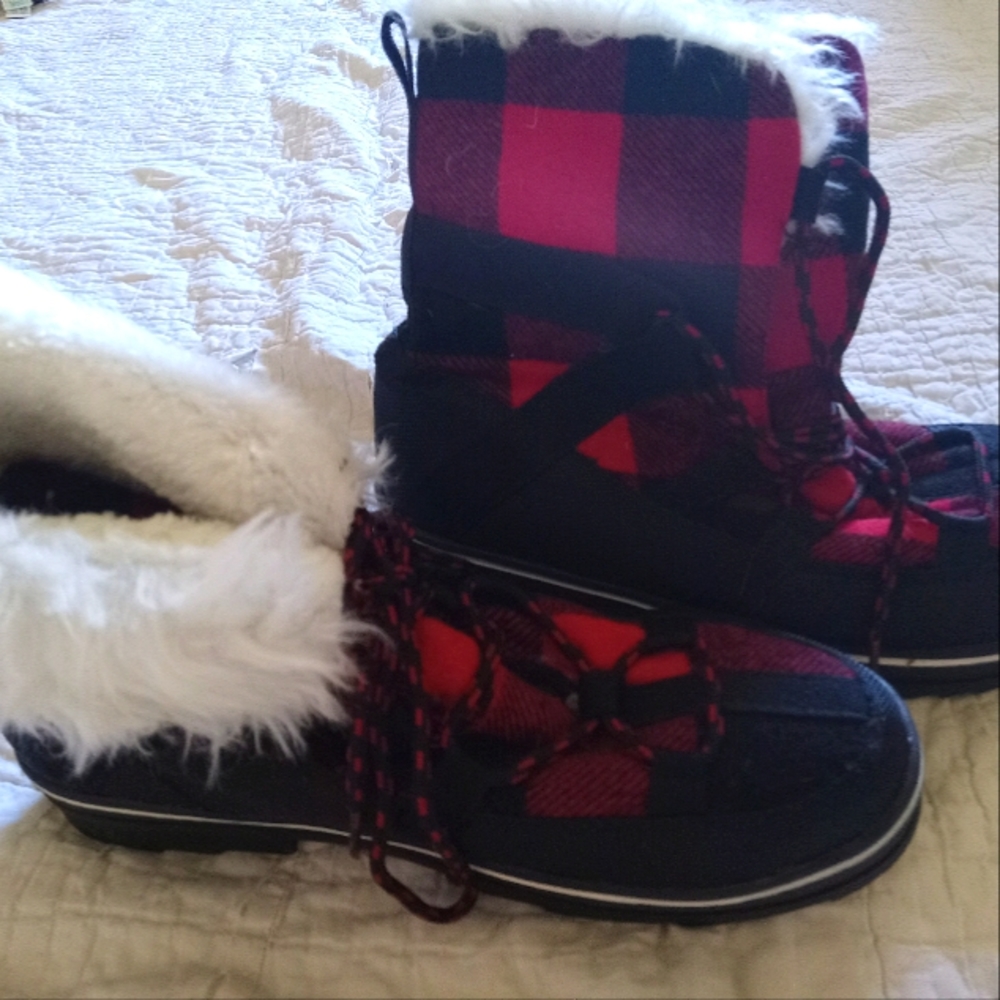 Women's 9 1/2 snow boots from Maurices